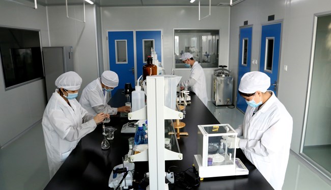 是国内知名的化妆品研发、生产和销售企业