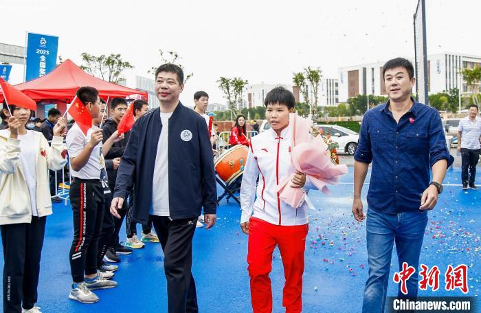 2023全国桨板冠军赛在福州长乐东湖开赛，700余名