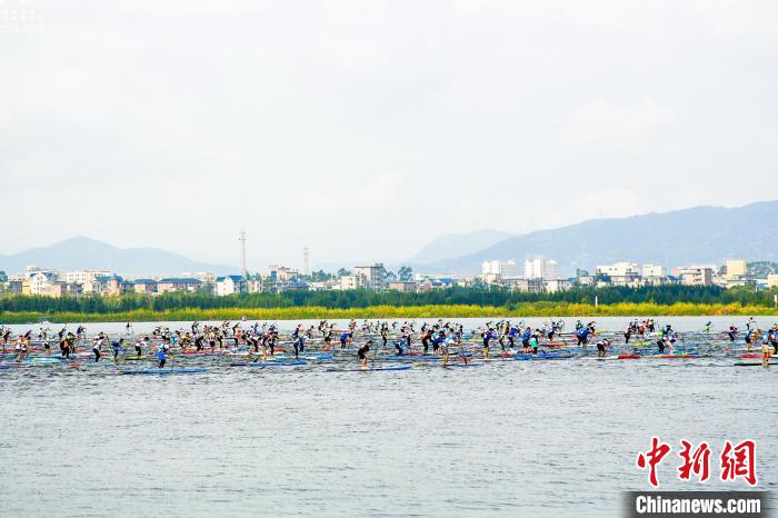2023全国桨板冠军赛在福州长乐东湖开赛，700余名