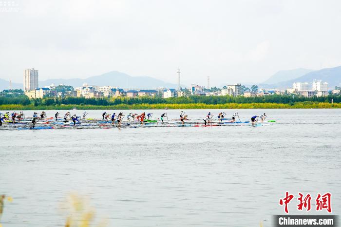 2023全国桨板冠军赛在福州长乐东湖开赛，700余名