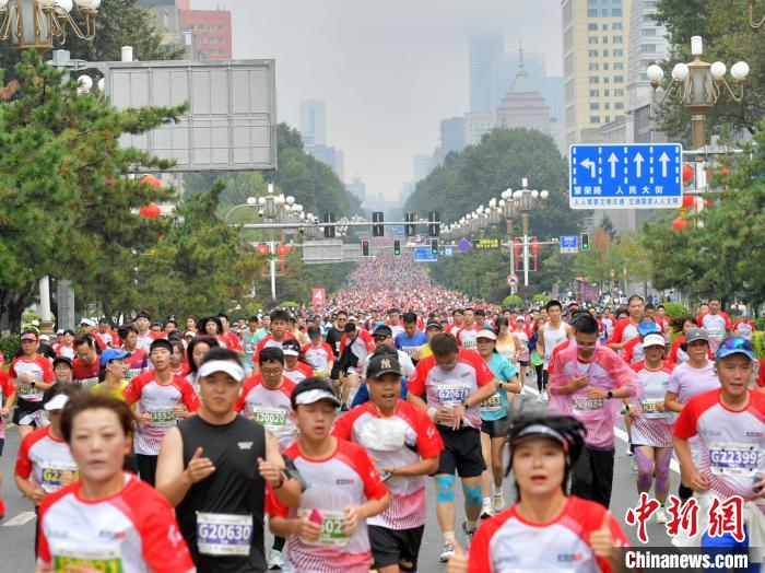 2024长春马拉松鸣枪开跑：中外约三万跑友感受这