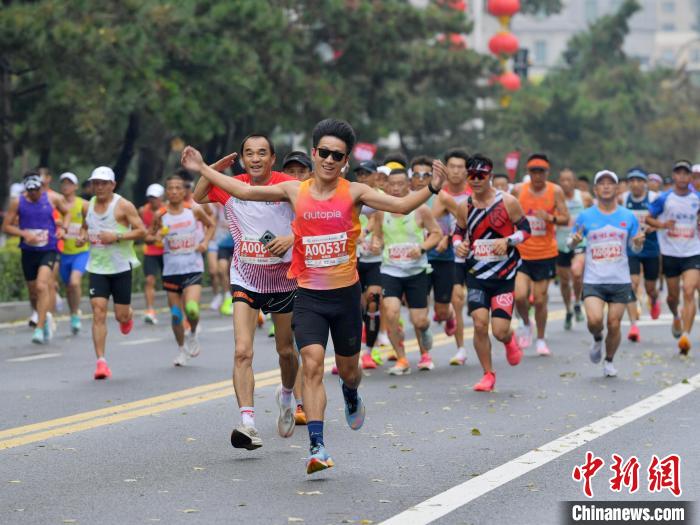 2024长春马拉松鸣枪开跑：中外约三万跑友感受这