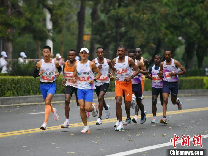 2024长春马拉松鸣枪开跑：中外约三万跑友感受这