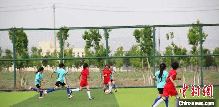 冬日里的新疆校园足球队：在冰天雪地里点燃“