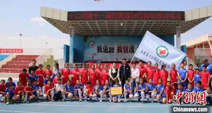 冬日里的新疆校园足球队：在冰天雪地里点燃“