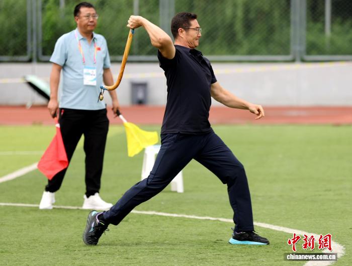 千年狩猎技艺化身现代竞技 传统布鲁掷远赛点燃