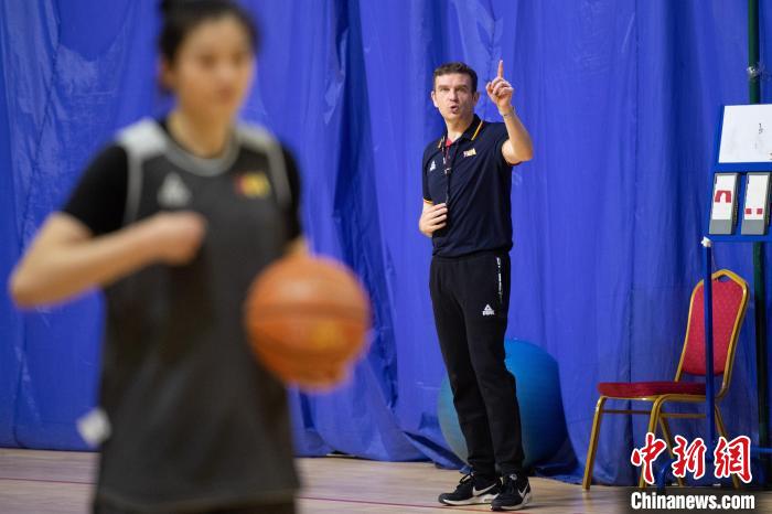 山西女篮备战常规赛末段 武桐桐康复训练年轻球