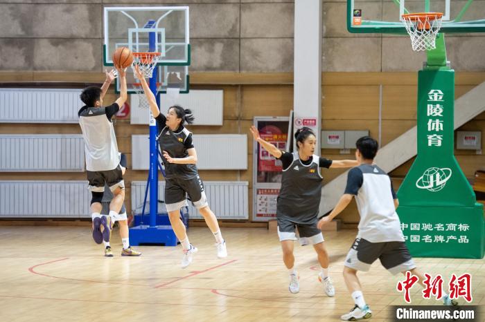 山西女篮备战常规赛末段 武桐桐康复训练年轻球