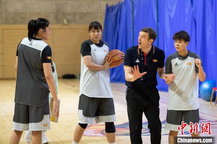 山西女篮备战常规赛末段 武桐桐康复训练年轻球