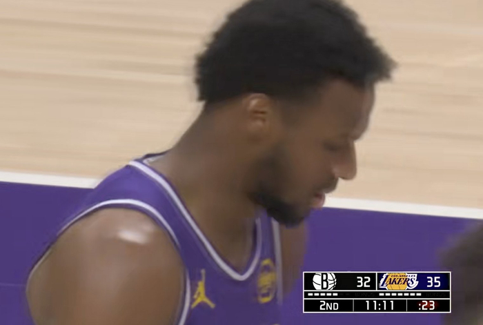 布朗尼第二节登场引发战术调整 湖人两分机会遭