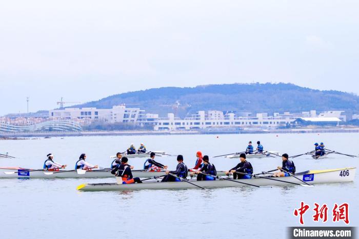 青岛西海岸唐岛湾举行2023亚洲海岸赛艇大师赛开